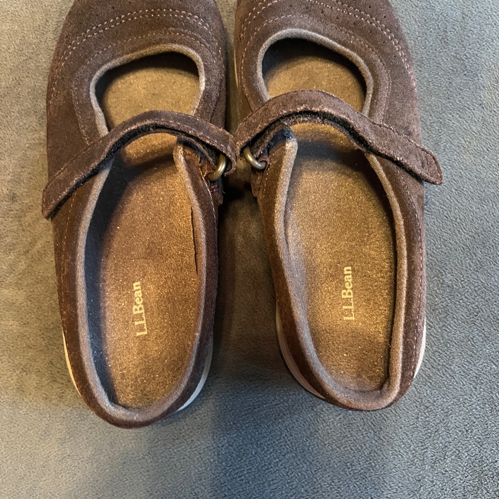L.L. Bean Brown Leather Loafers Classic Slip-On Design
